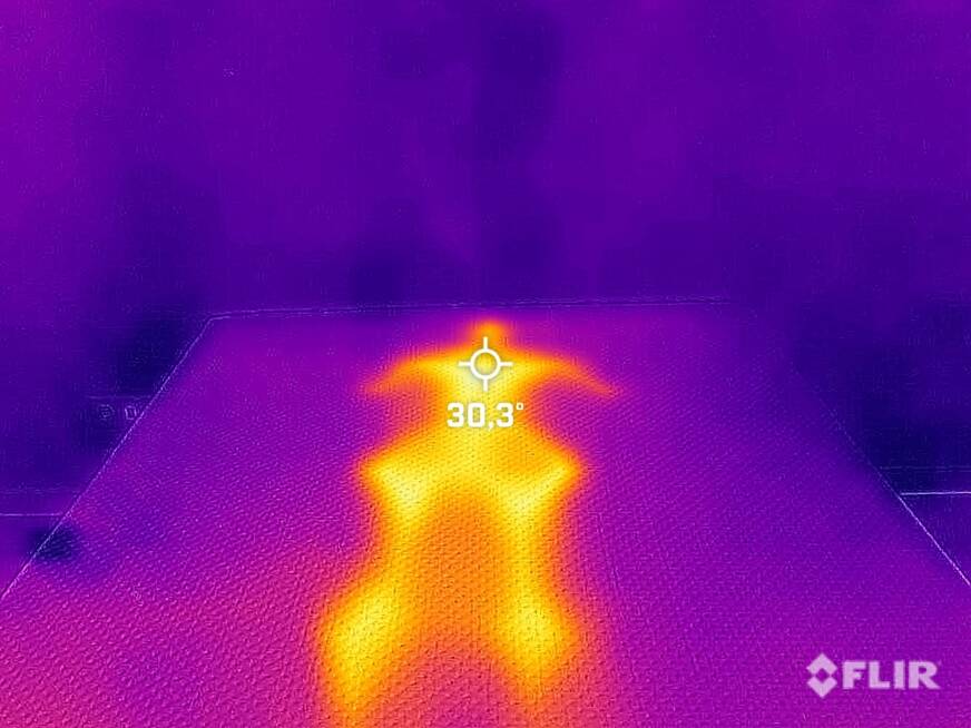 imagem de um sensor de calor registrando a temperatura de 30,3ºC com alguem deitado no colchão
